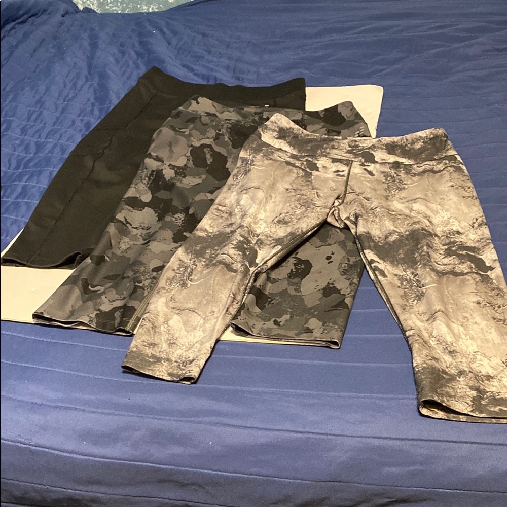 BCG 3 pack capri leggings Black and Camouflage Leggings Set size small.